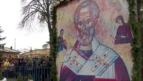 Sfântul Nicolae a adus îmbulzeală la moaște și sarmale: „Ne rugăm pentru sănătatea noastră, ne rugăm pentru bunăstarea țării”